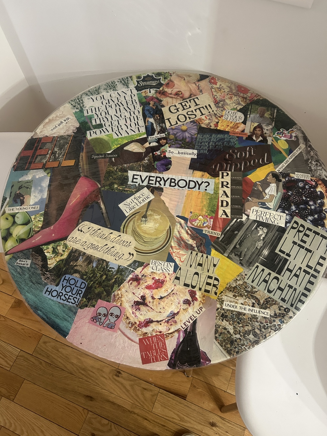Round Collage Table with 2 White Chairs - photo 3
