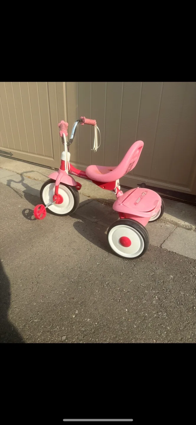 Radio flyer pink girls tricycle Very good condition ret $150 image indicator(2)