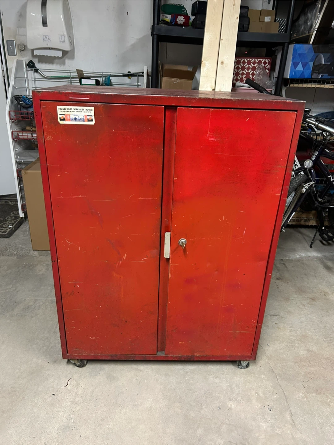Rolling tool storage cabinet