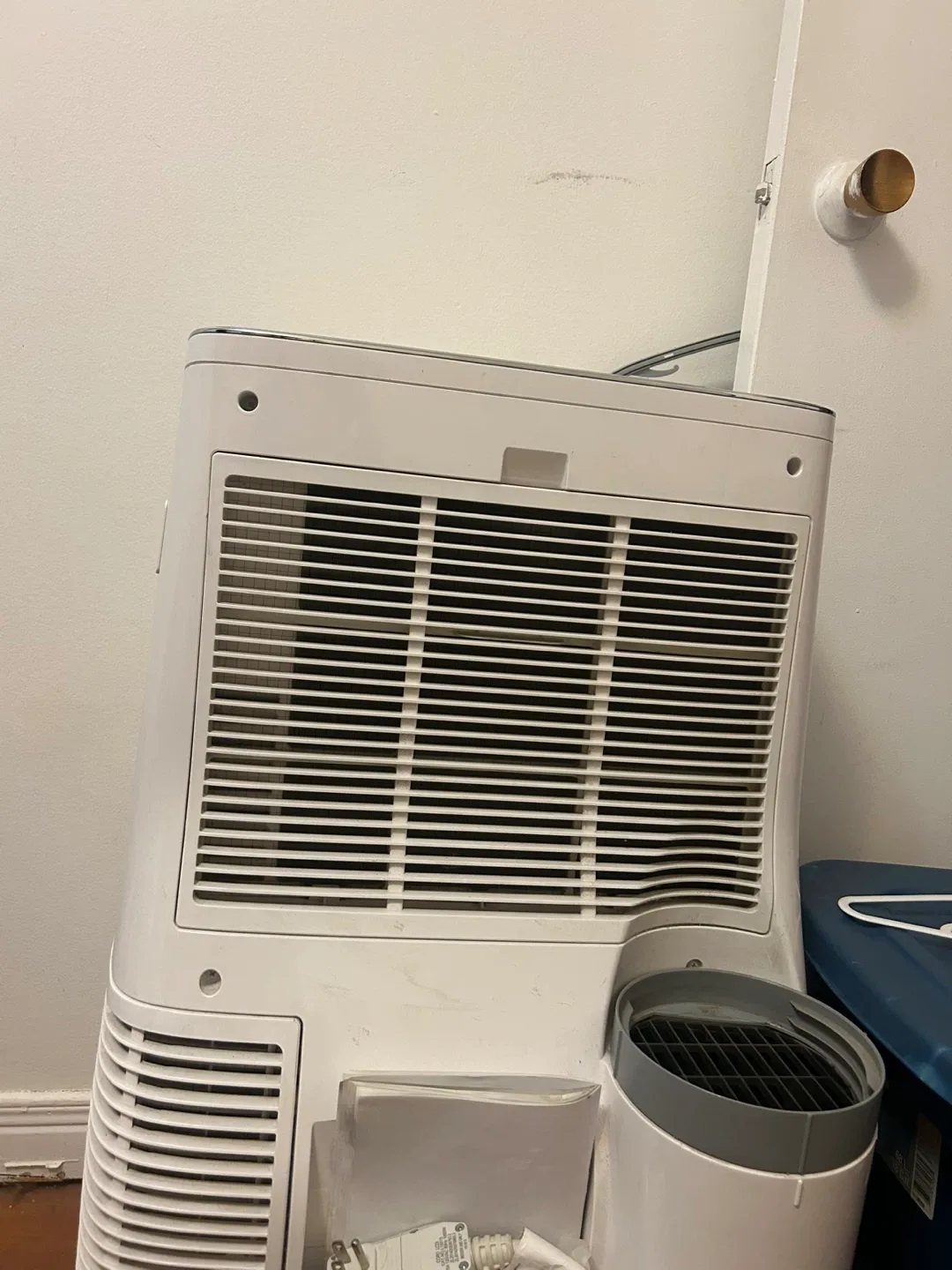 LG Portable Air Conditioner - White image indicator(3)