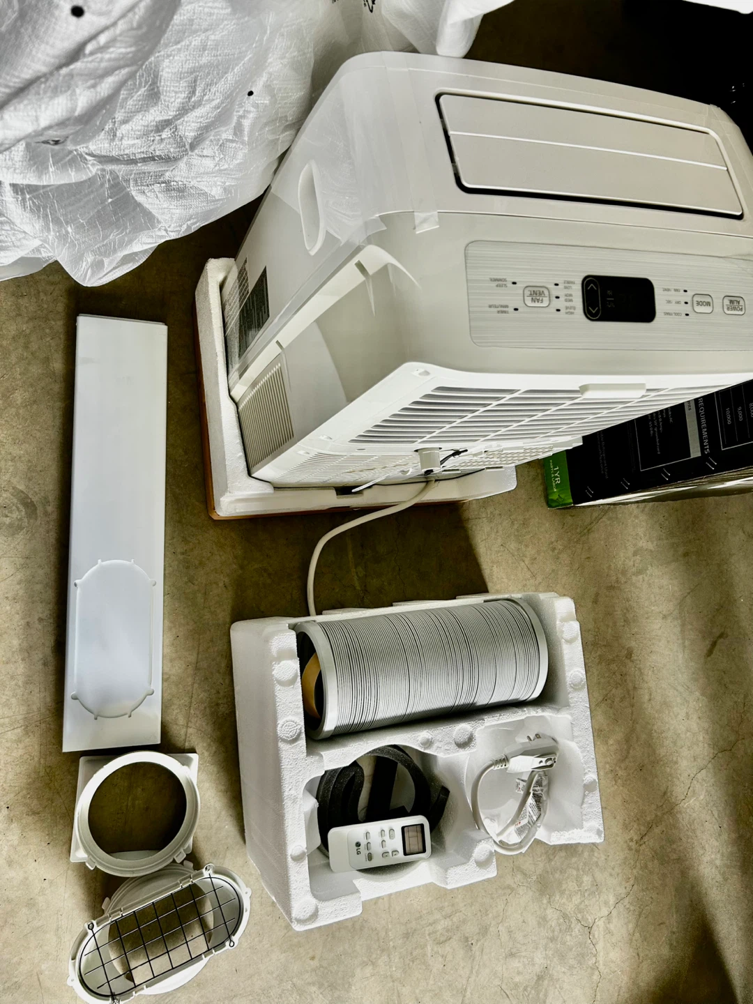 LG Portable Air Conditioner 10,000 BTU (like new) - photo 2