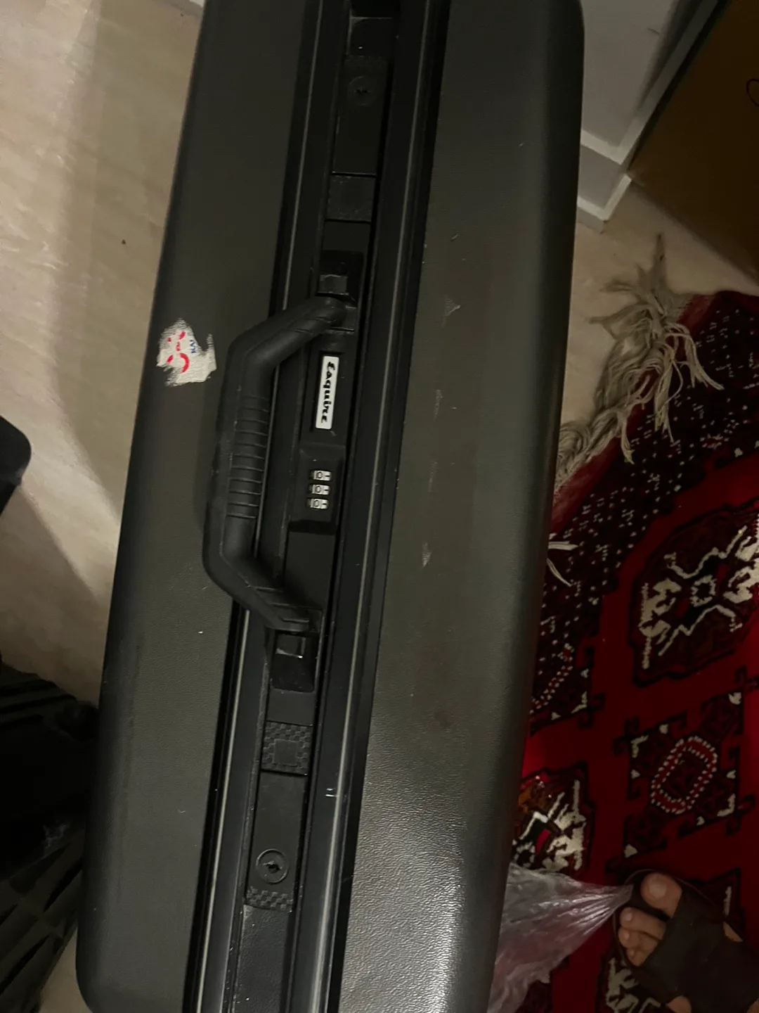 Esquire Black Hardside Suitcase thumbnail