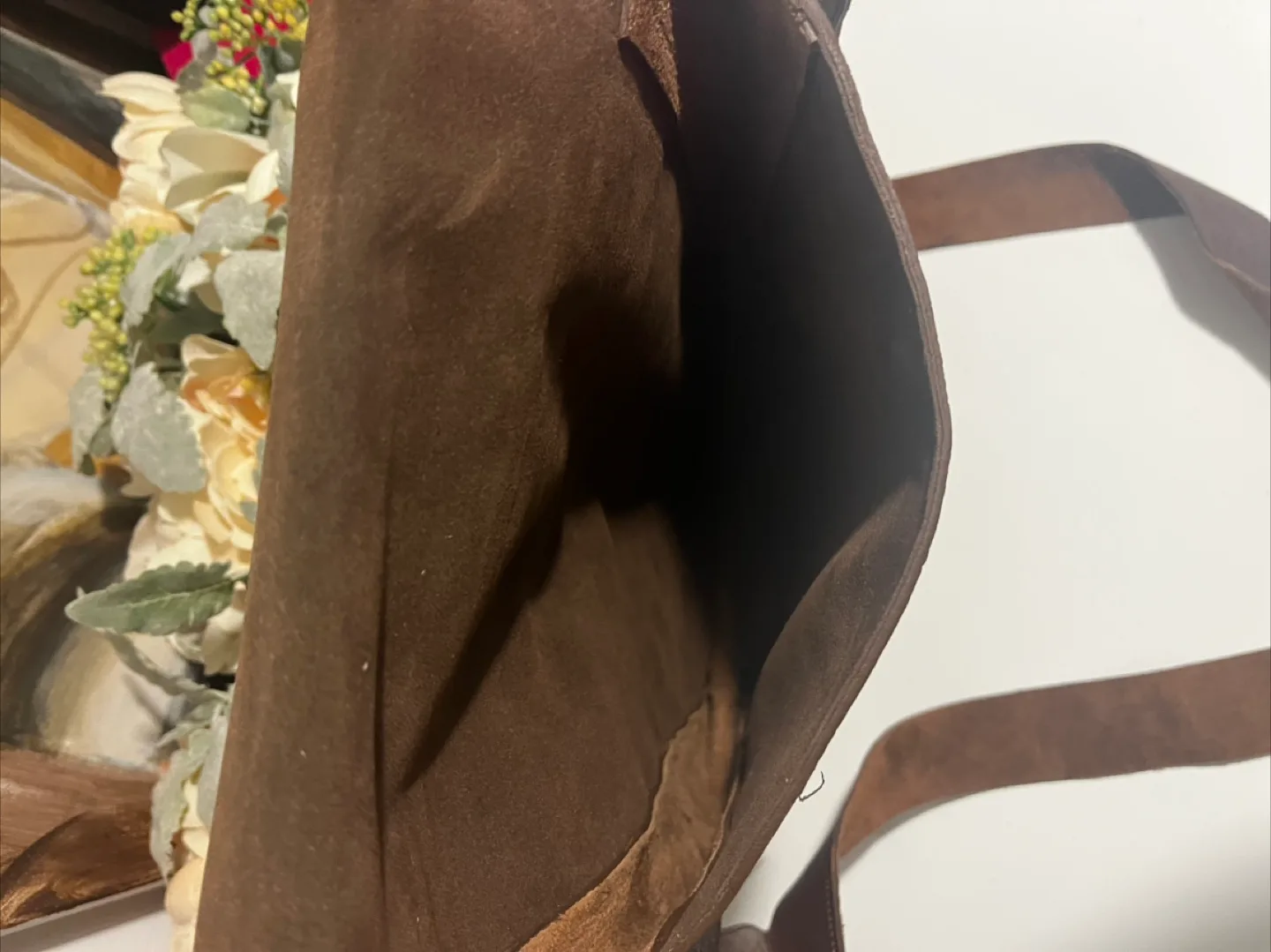 Brown Leather Messenger Bag image indicator(6)