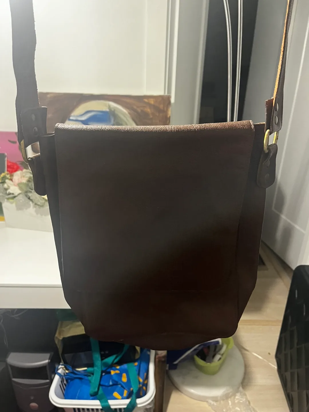 Brown Leather Messenger Bag image indicator(9)