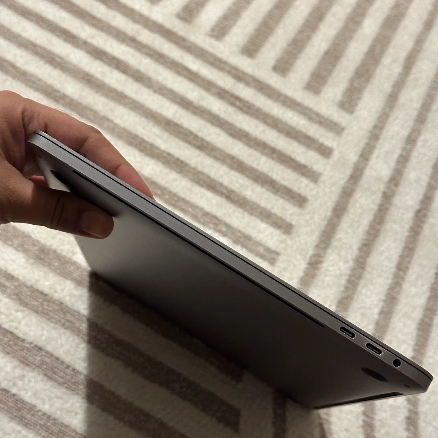 Apple MacBook Pro - 2018 - 15 inches - i7 16/512 GB - Space Grey - photo 3