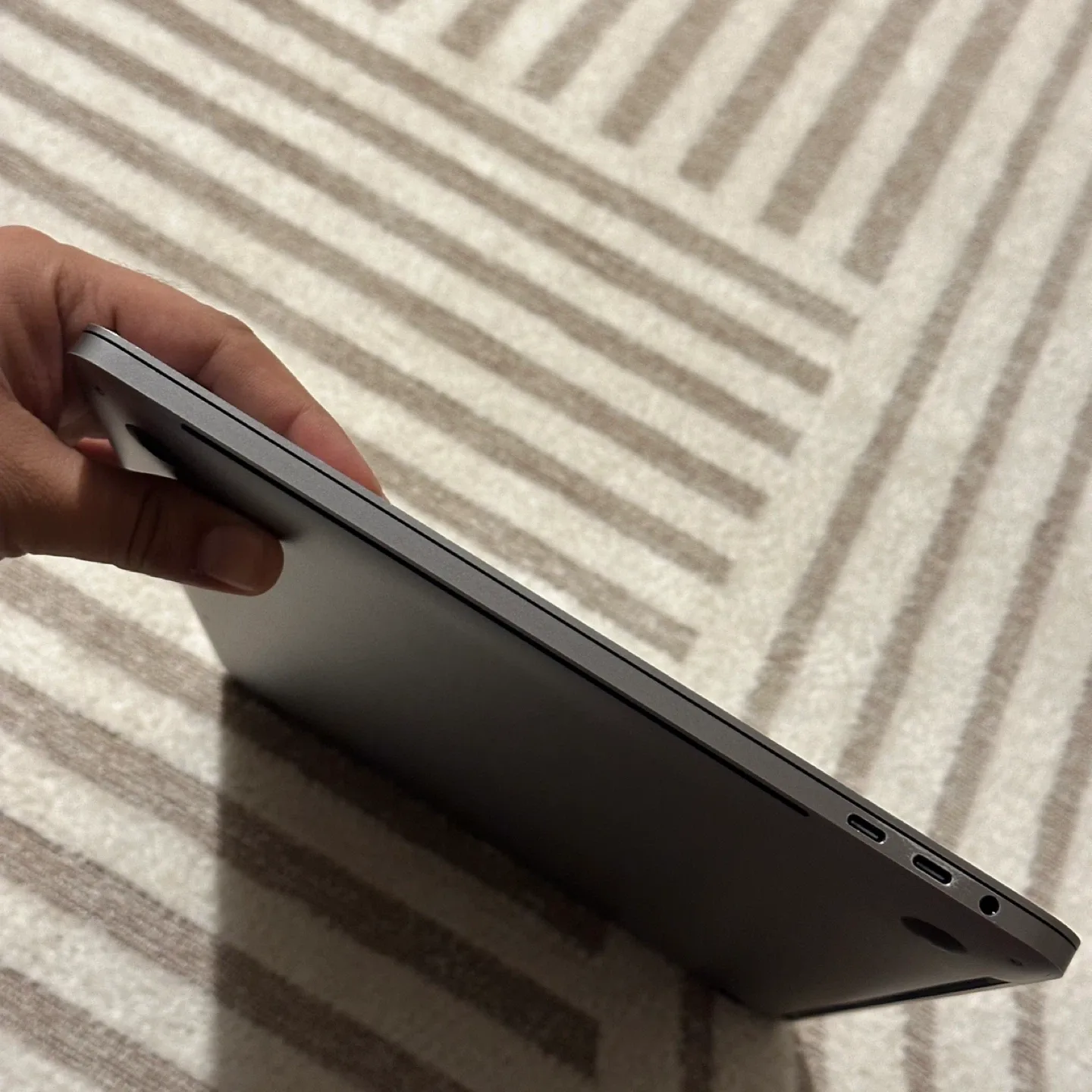 Apple MacBook Pro - 2018 - 15 inches - i7 16/512 GB - Space Grey image indicator(3)