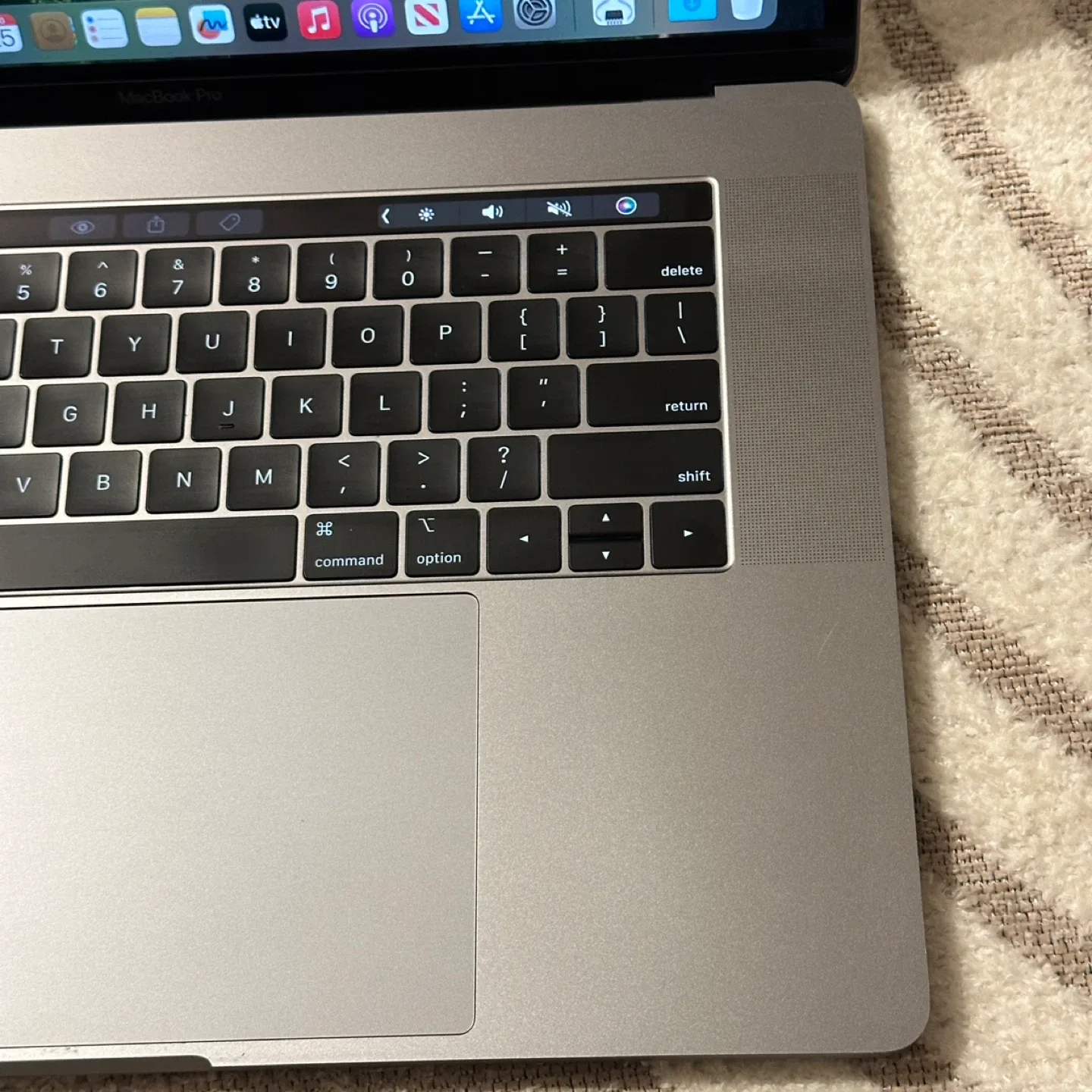 Apple MacBook Pro - 2018 - 15 inches - i7 16/512 GB - Space Grey image indicator(9)