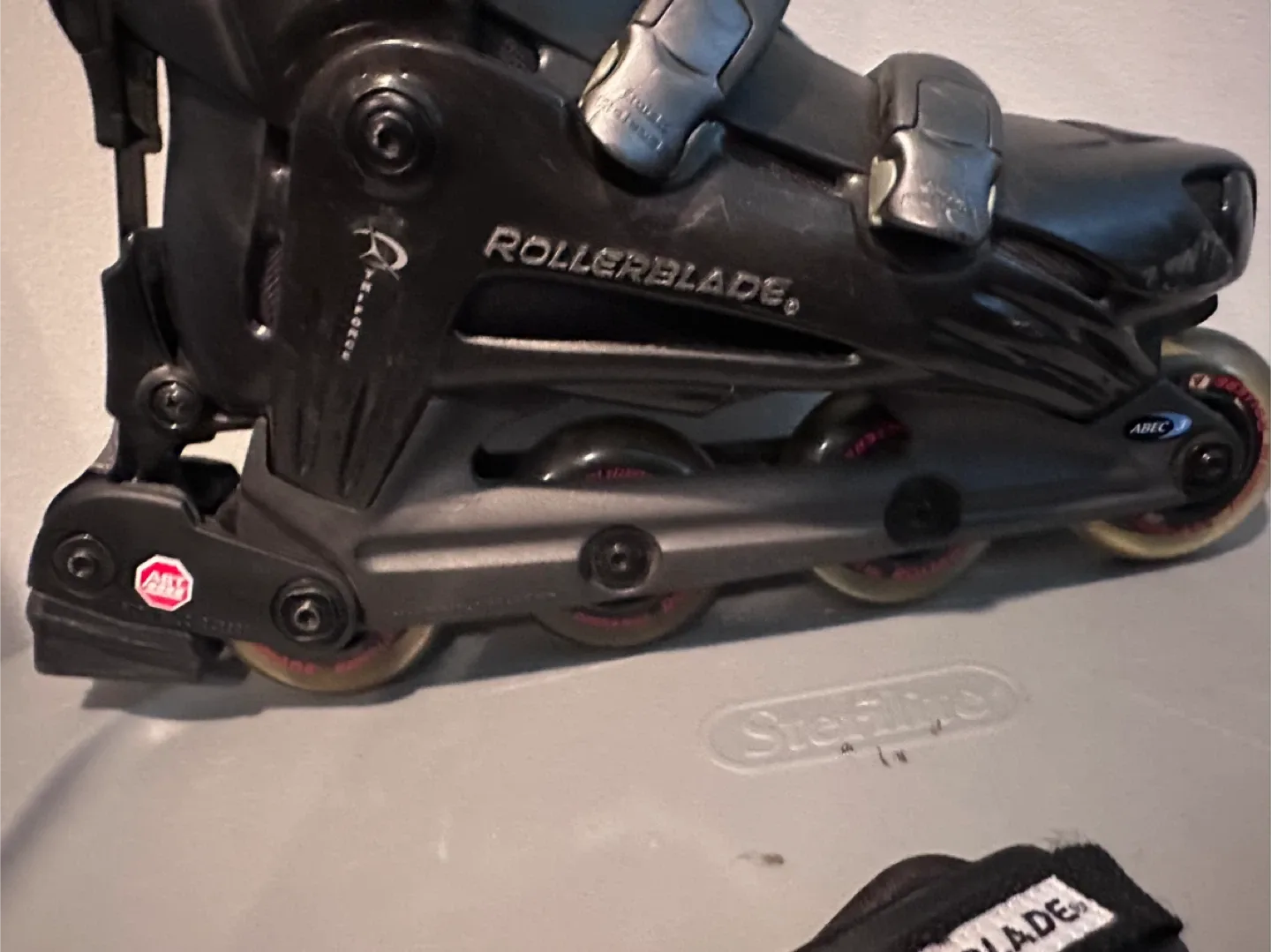 Rollerblade Inline Skates - Size 9 with Rollerblade pads image indicator(7)