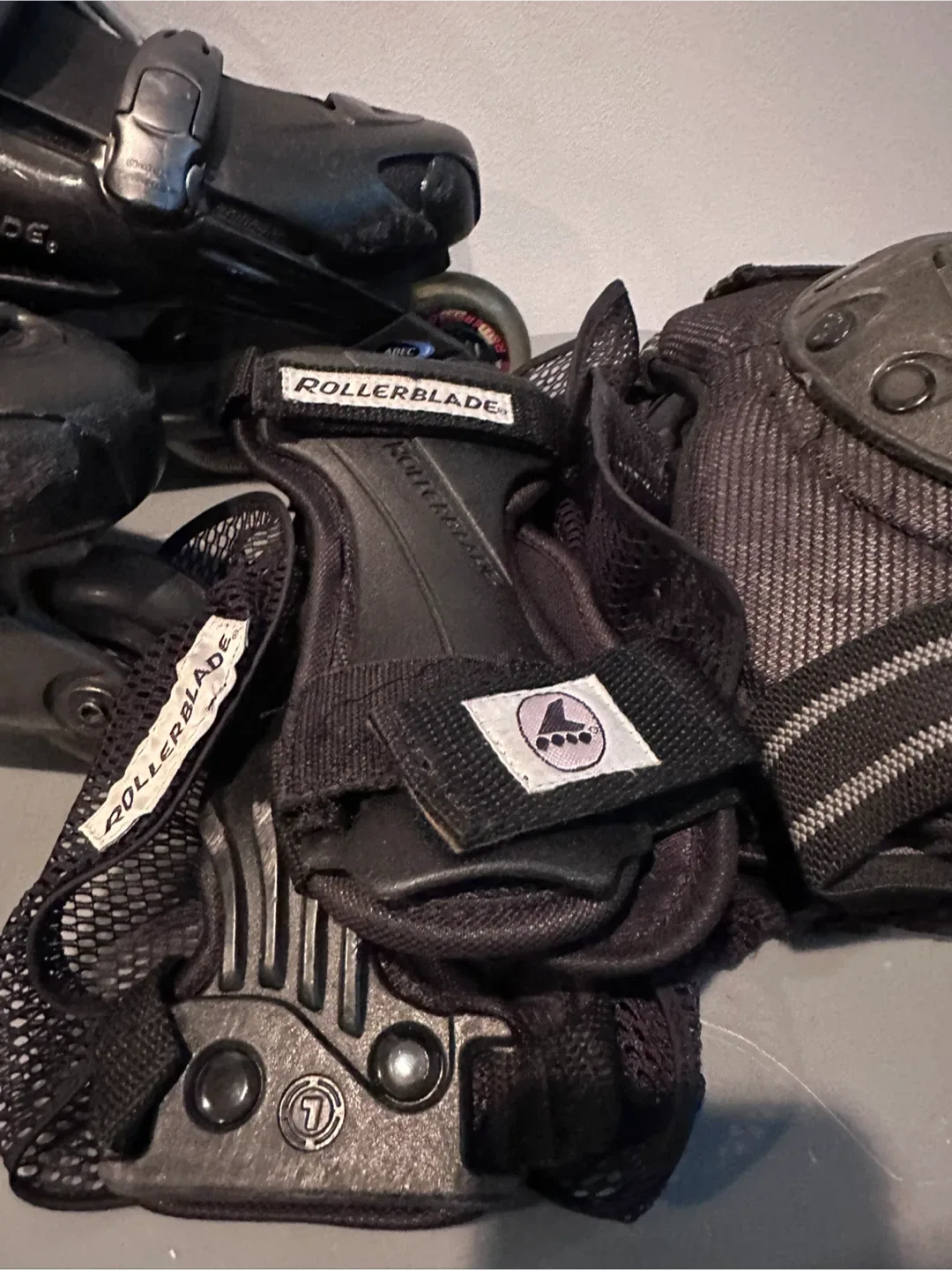 Rollerblade Inline Skates - Size 9 with Rollerblade pads image indicator(9)