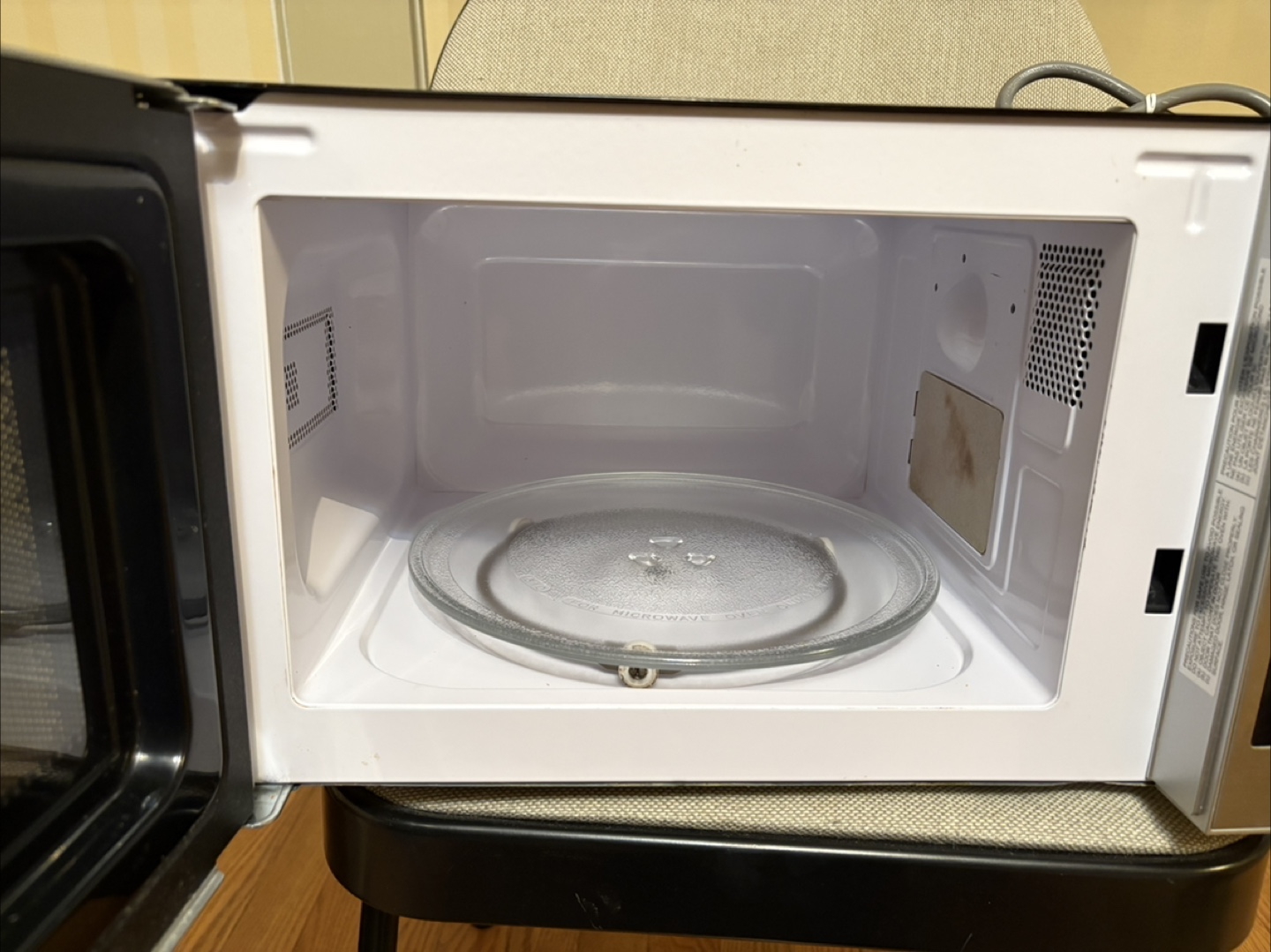Hamilton Beach microwave model number EM720CPN – S - photo 2