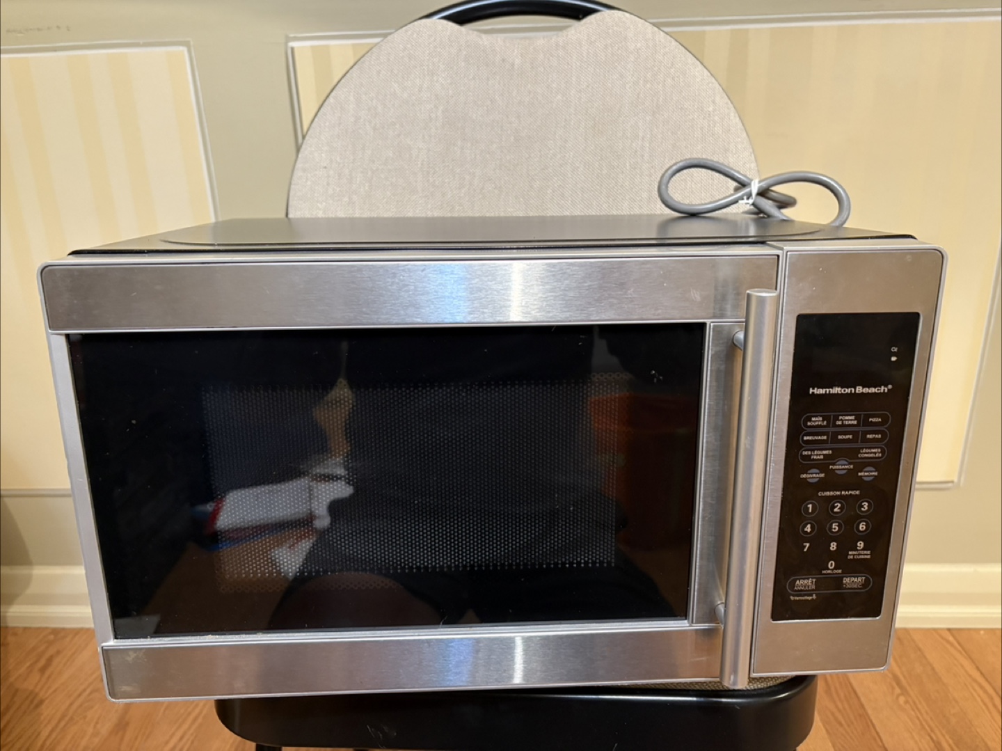 Hamilton Beach microwave model number EM720CPN – S