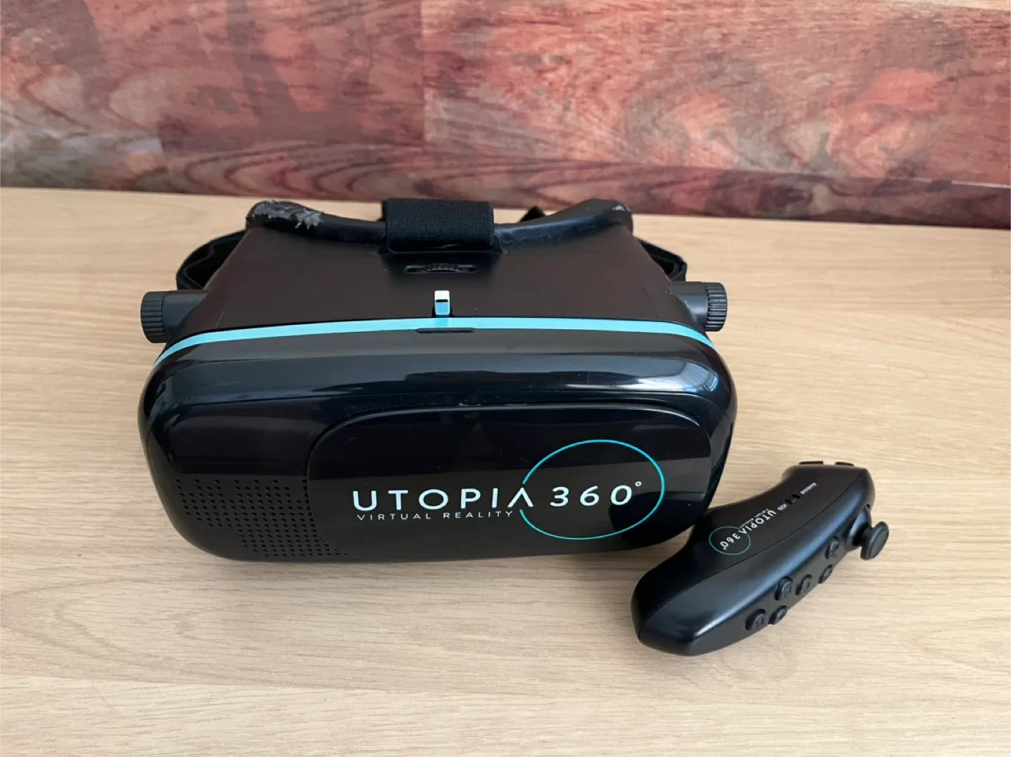 Utopia 360° Virtual Reality Headset & Remote thumbnail