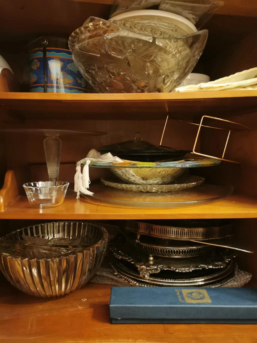 Variety of serving dishes - photo 2