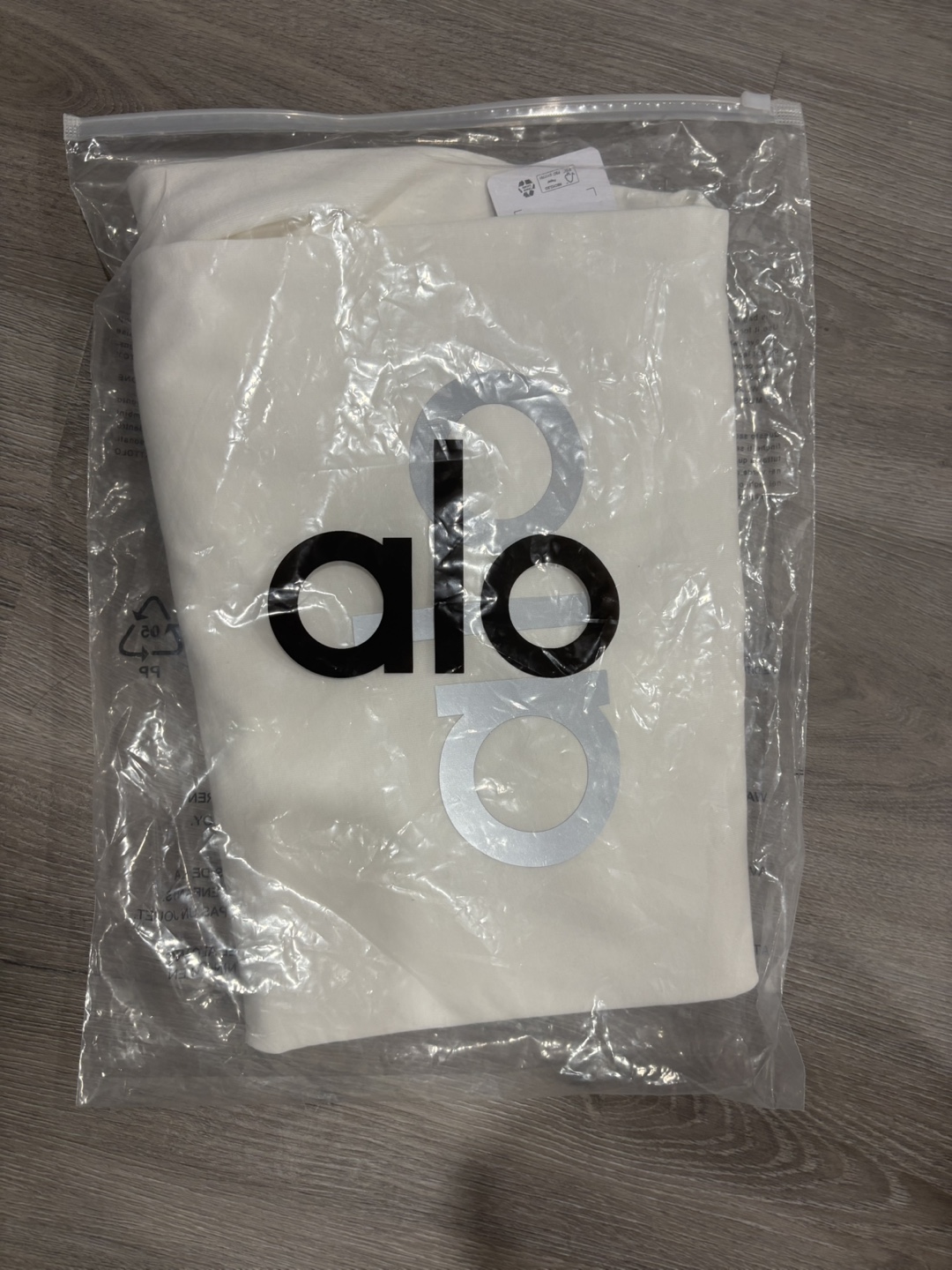 New Alo Yoga Cream T-Shirt - Size M - photo 4