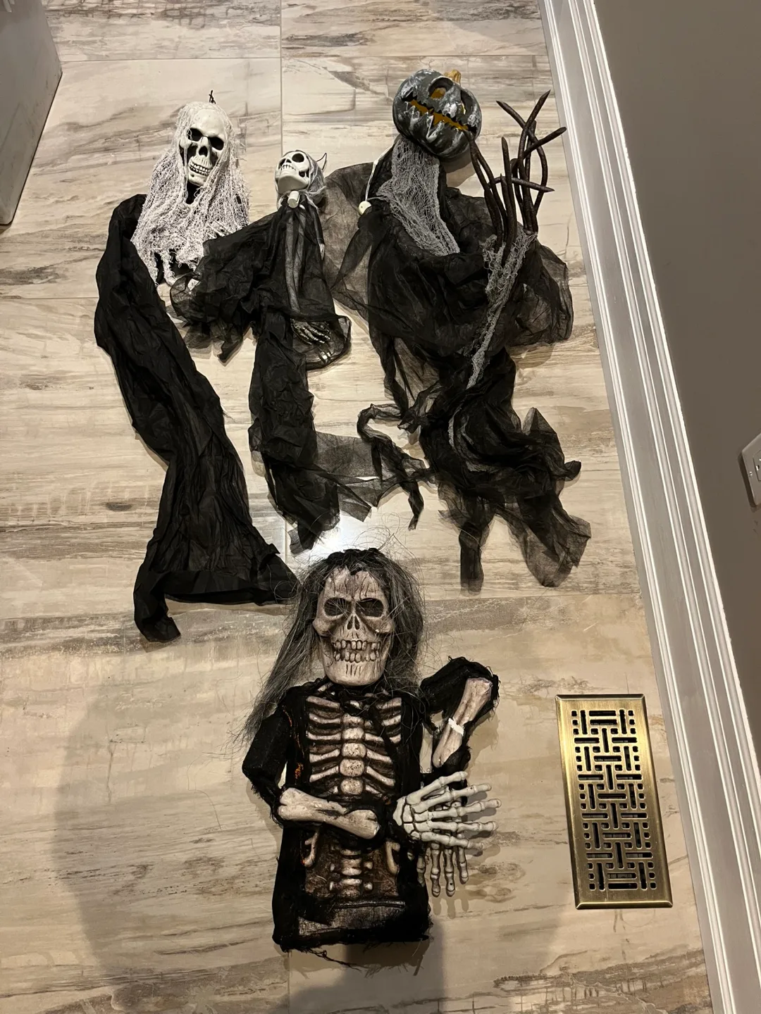 Hanging Halloween Decor thumbnail
