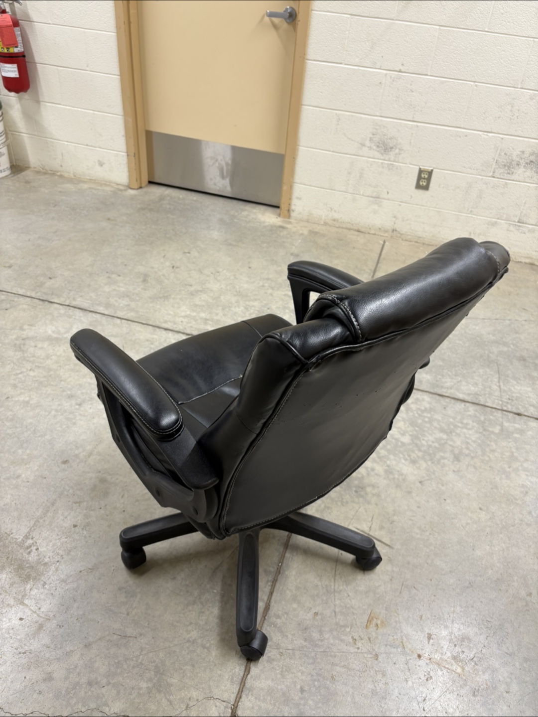 Black Office Chair - photo 3