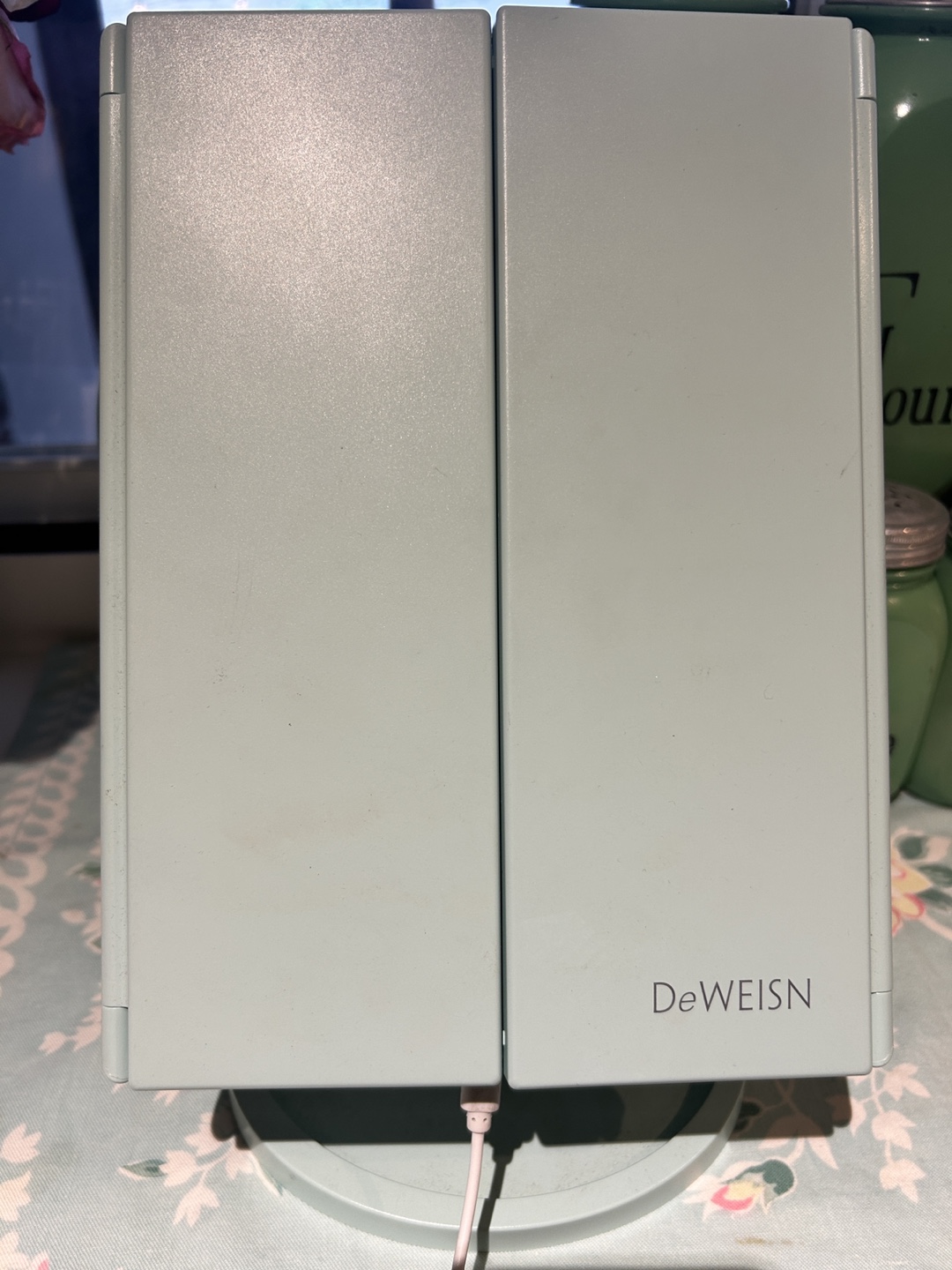 DeWEISN Tri-Fold Lighted Vanity Makeup Mirror - photo 4