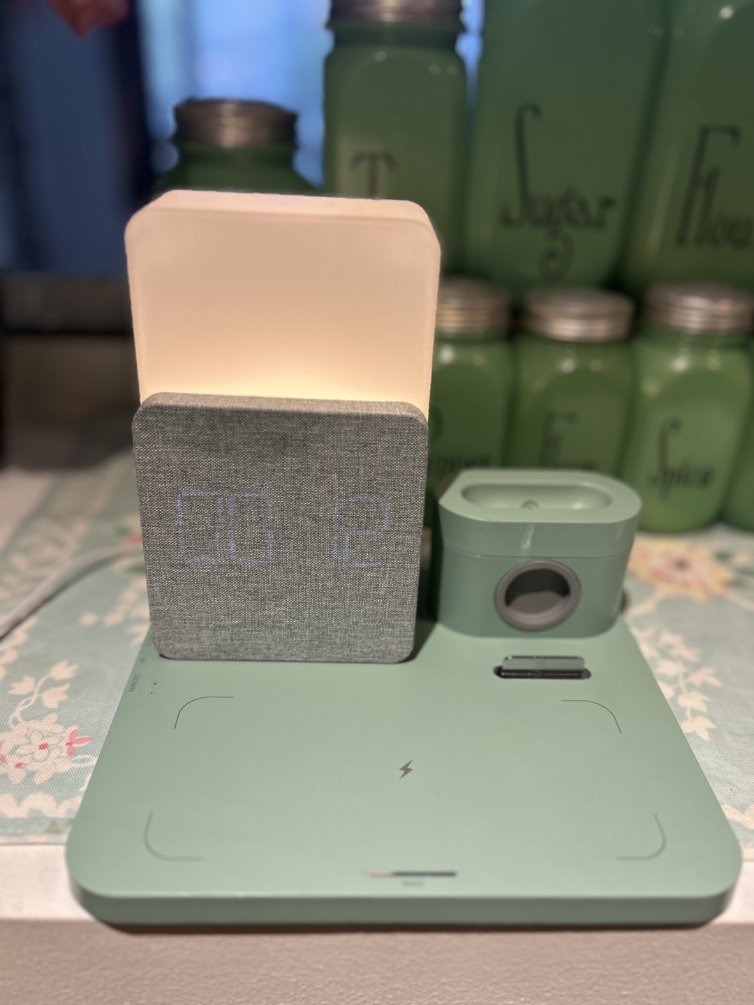 iHome iW18 Triple Charge Station with Night Light - photo 3