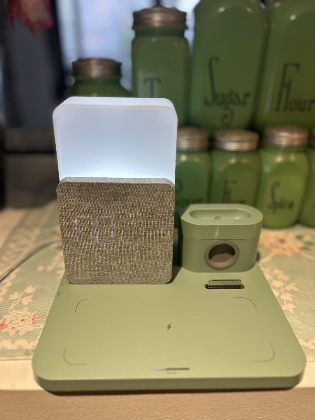 iHome iW18 Triple Charge Station with Night Light - photo 4