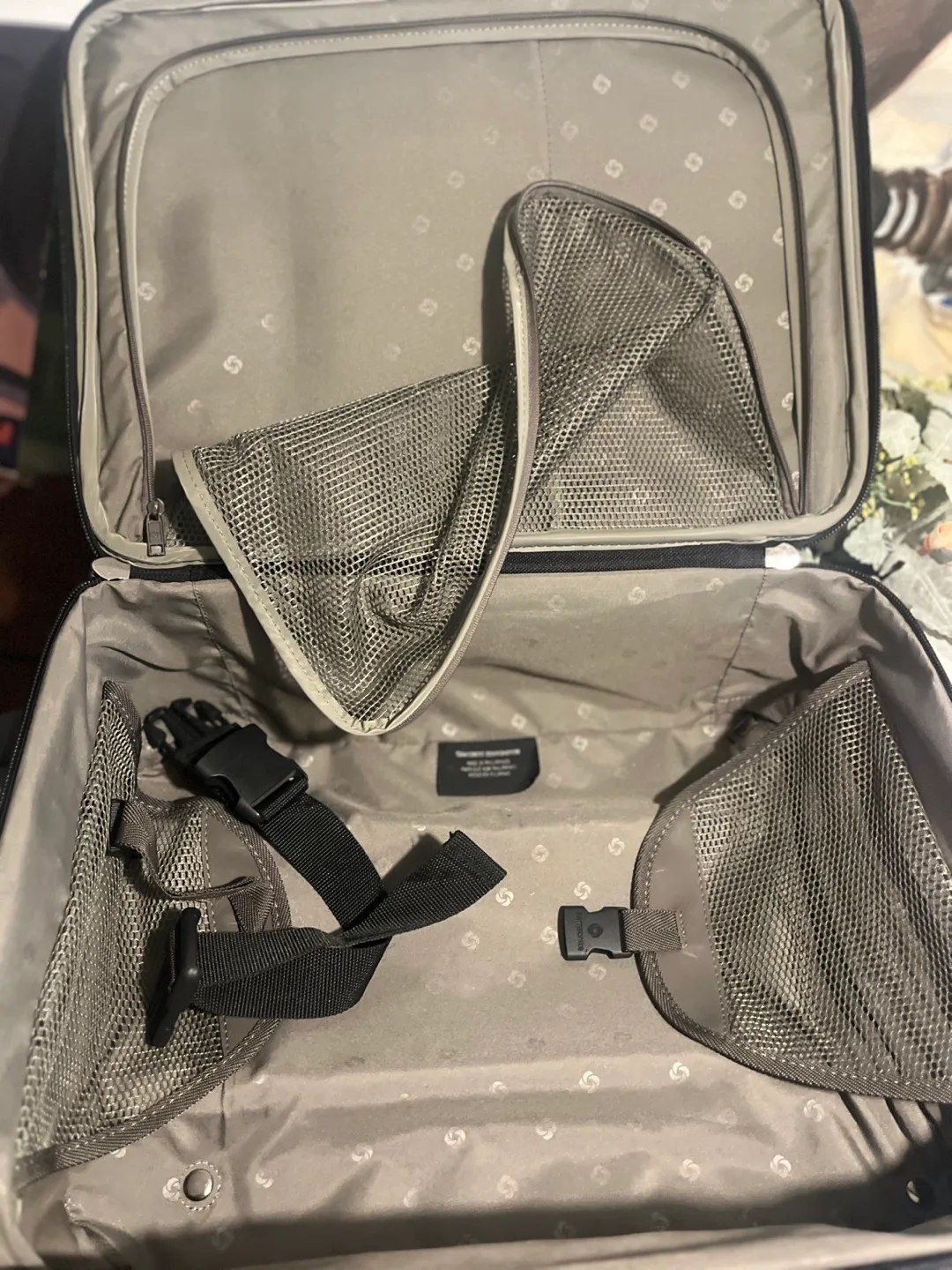 Samsonite Black Rolling Carry-On Luggage image indicator(9)