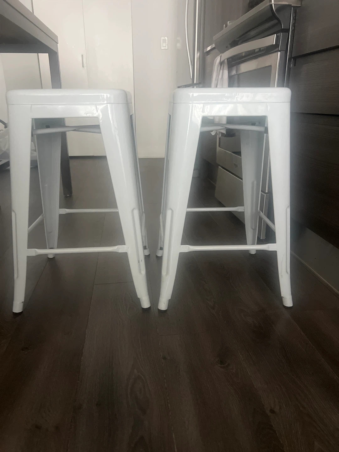 2 Metal Barstools white