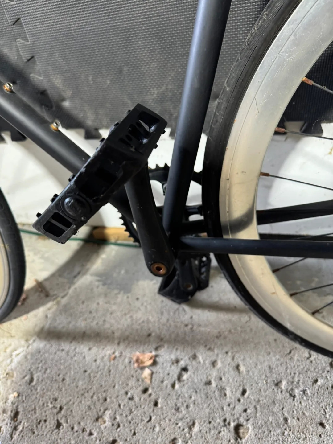 SKU Bikes Black Fixed Gear Bike image indicator(4)