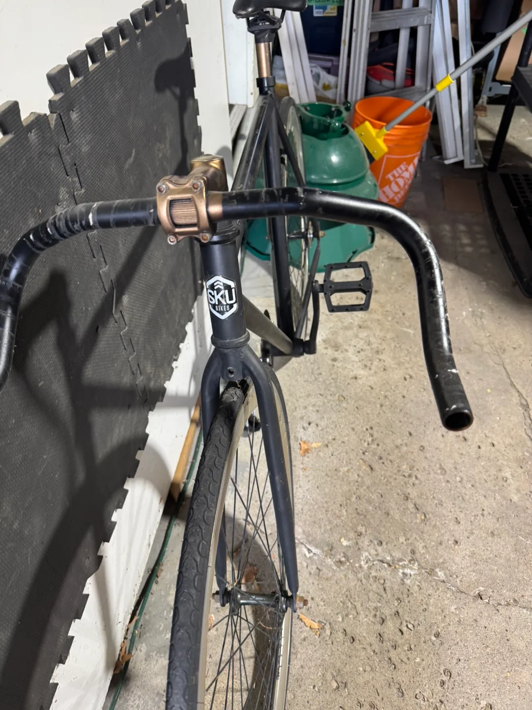 SKU Bikes Black Fixed Gear Bike image indicator(2)