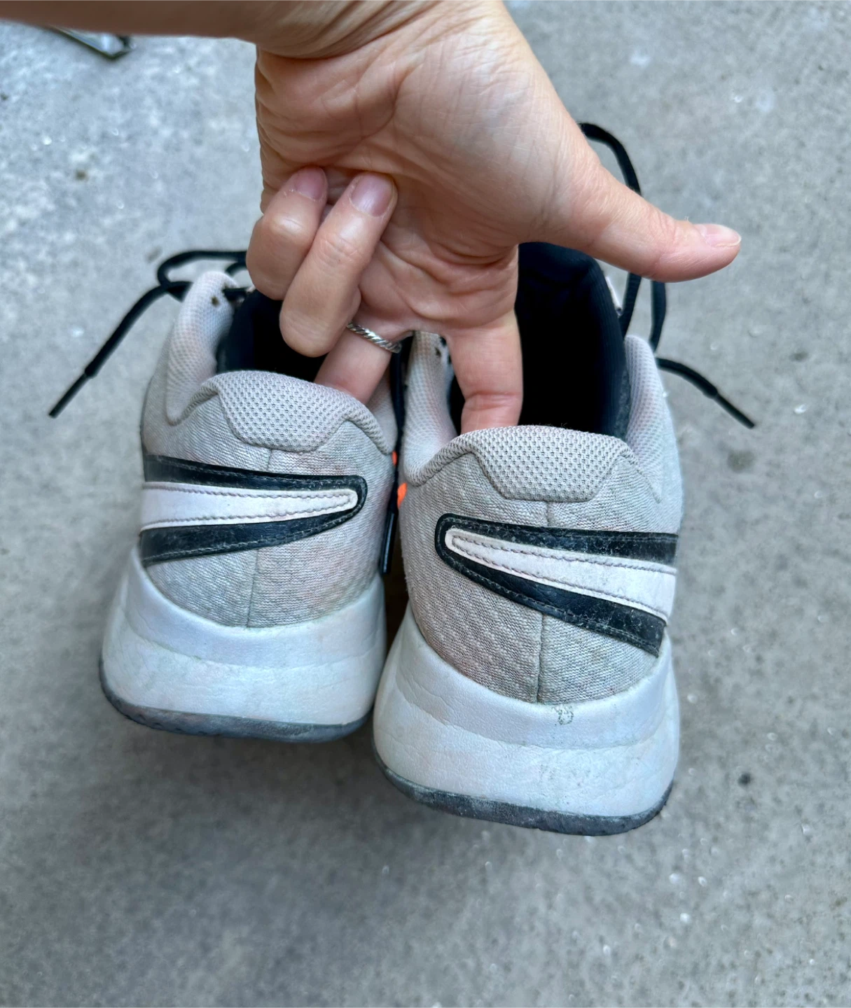 10.5 Men’s Nike Tennis Shoes / Clay soiled, Need cleaning - photo 3