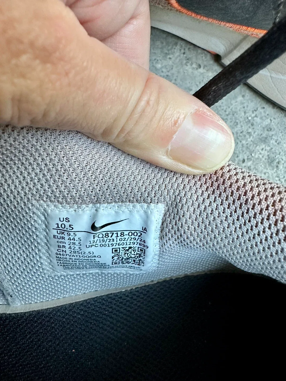 10.5 Men’s Nike Tennis Shoes / Clay soiled, Need cleaning image indicator(8)