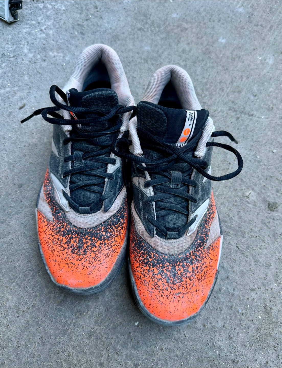 10.5 Men’s Nike Tennis Shoes / Clay soiled, Need cleaning