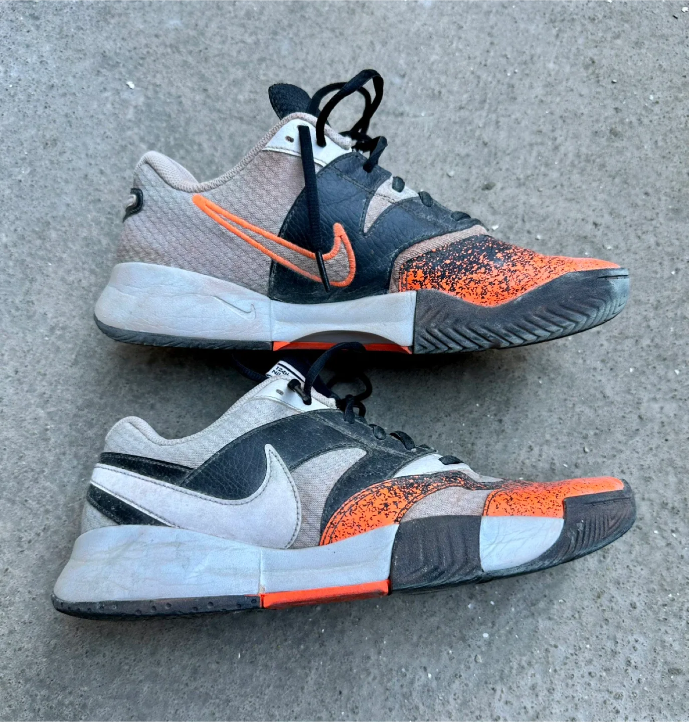 10.5 Men’s Nike Tennis Shoes / Clay soiled, Need cleaning image indicator(5)