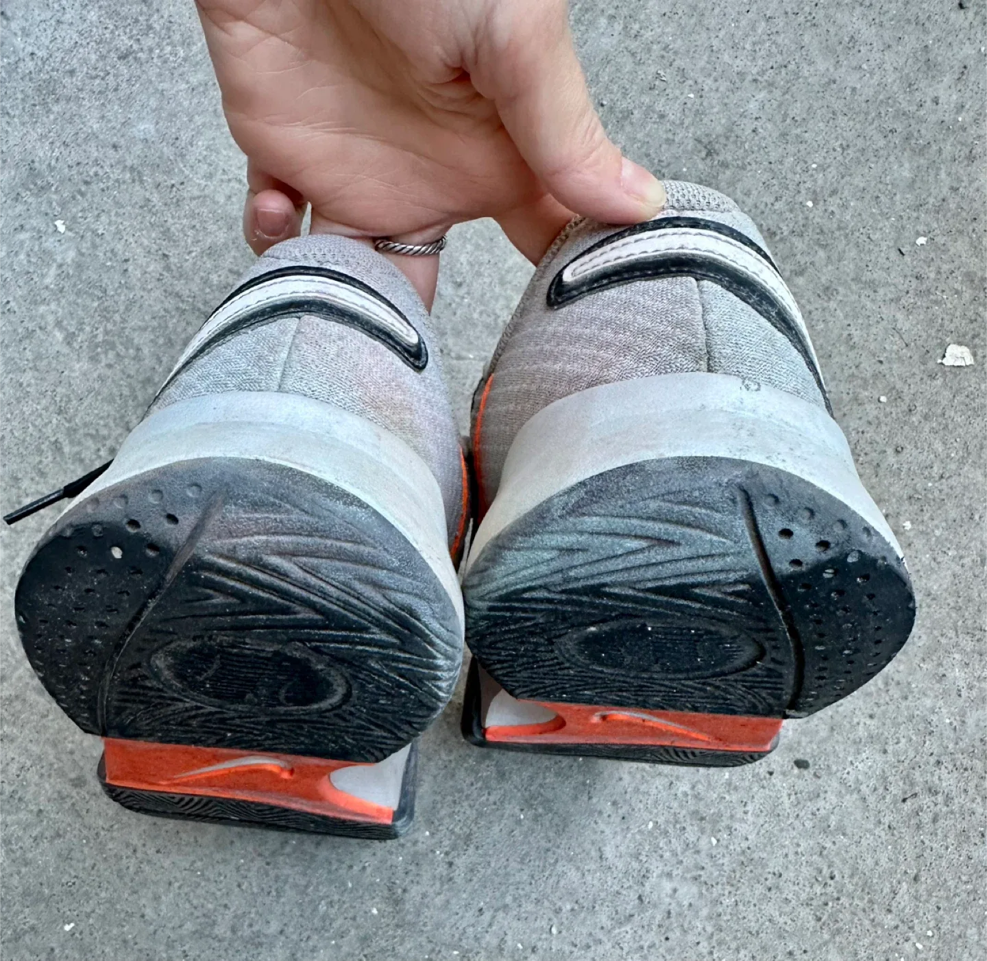 10.5 Men’s Nike Tennis Shoes / Clay soiled, Need cleaning image indicator(9)