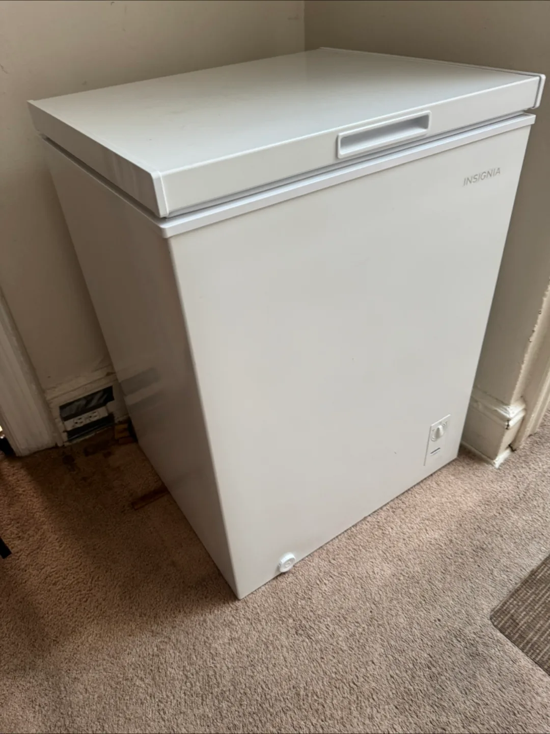 Insignia Chest Freezer - White thumbnail