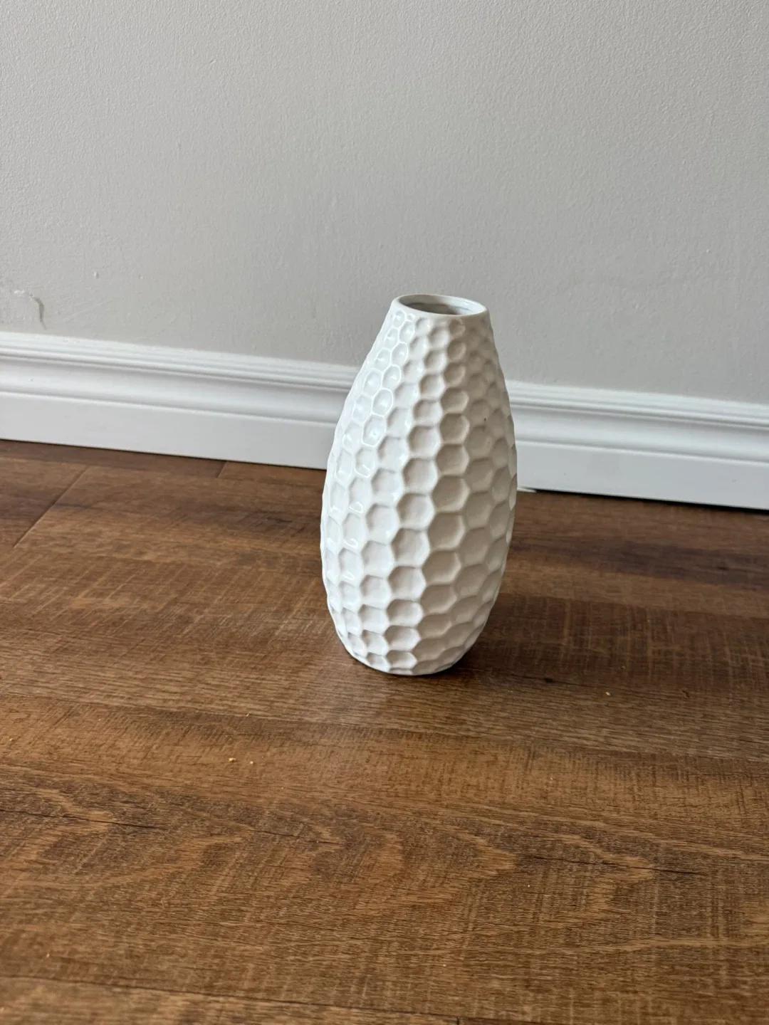 White Ceramic Honeycomb Vase image indicator(2)