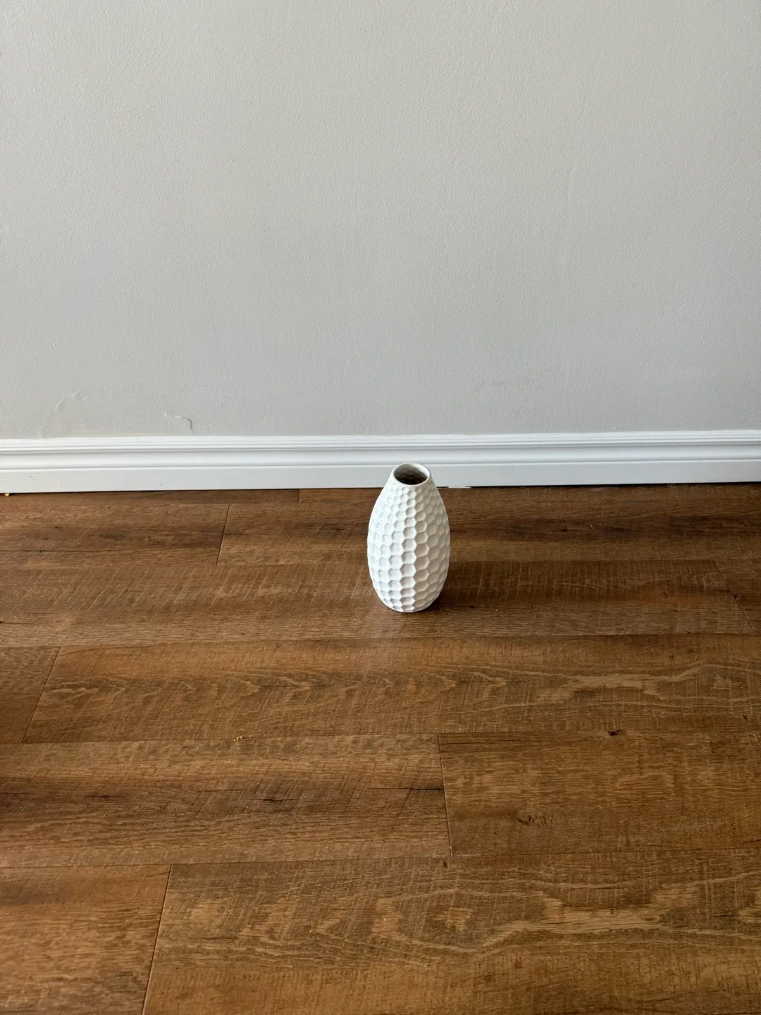 White Ceramic Honeycomb Vase image indicator(3)