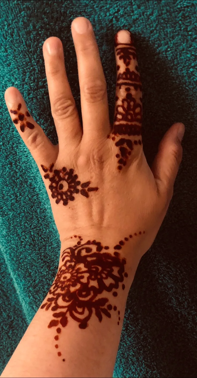 🇨🇦 henna artist is available in ne Calgary image indicator(5)