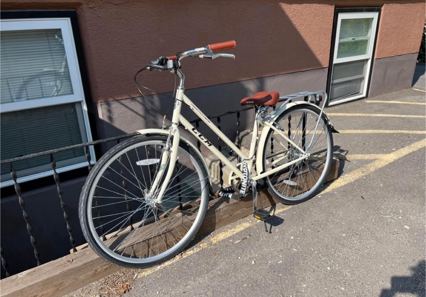 Light yellow CCM Munich City Bike, 700C, 7-Speed