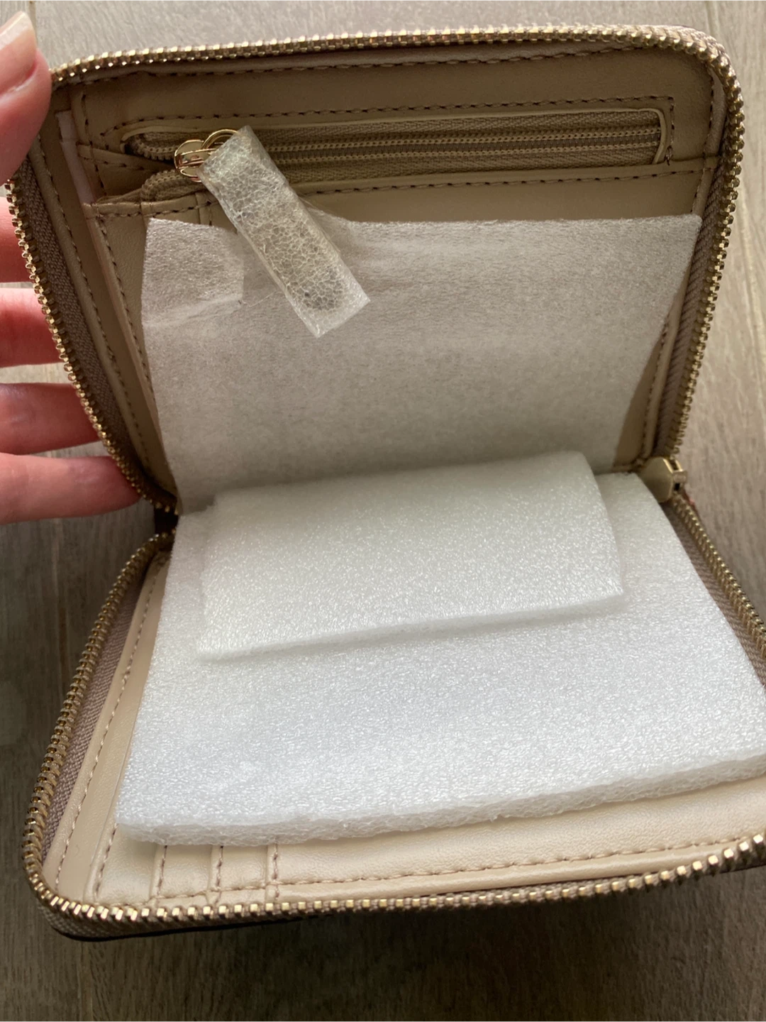 DKNY zip around folded wallet - photo 2