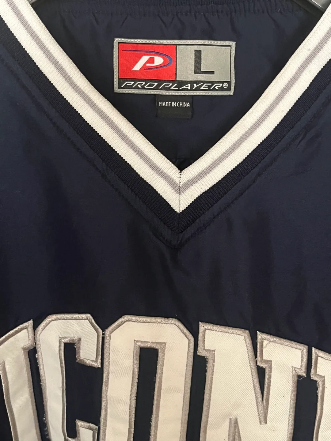 Vintage Pro Player UConn Pullover Jacket • Men’s Size Large image indicator(3)