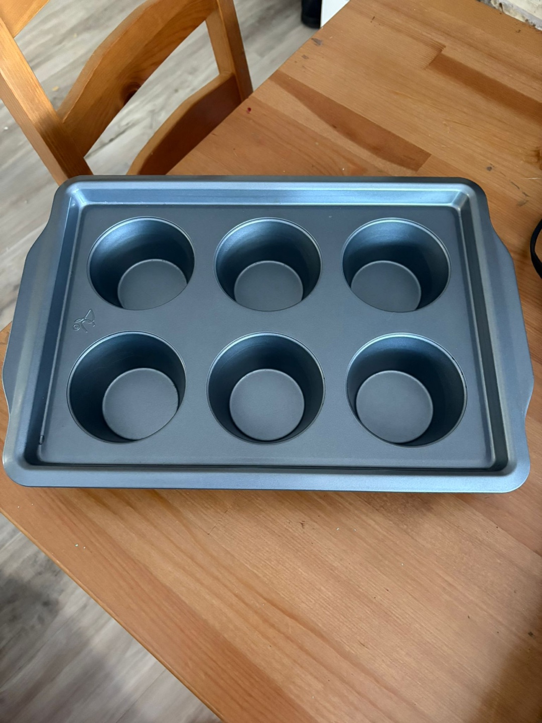 Wilton Muffin Pan - 6 Cup