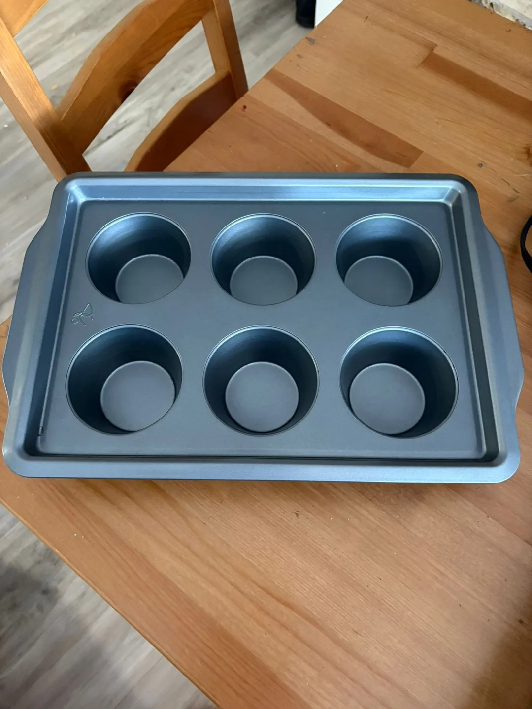 Wilton Muffin Pan - 6 Cup thumbnail