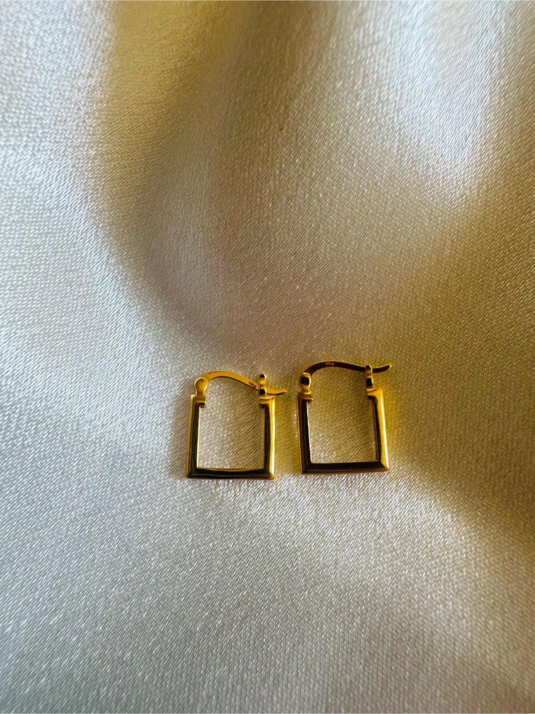 18k small square hoop image indicator(3)