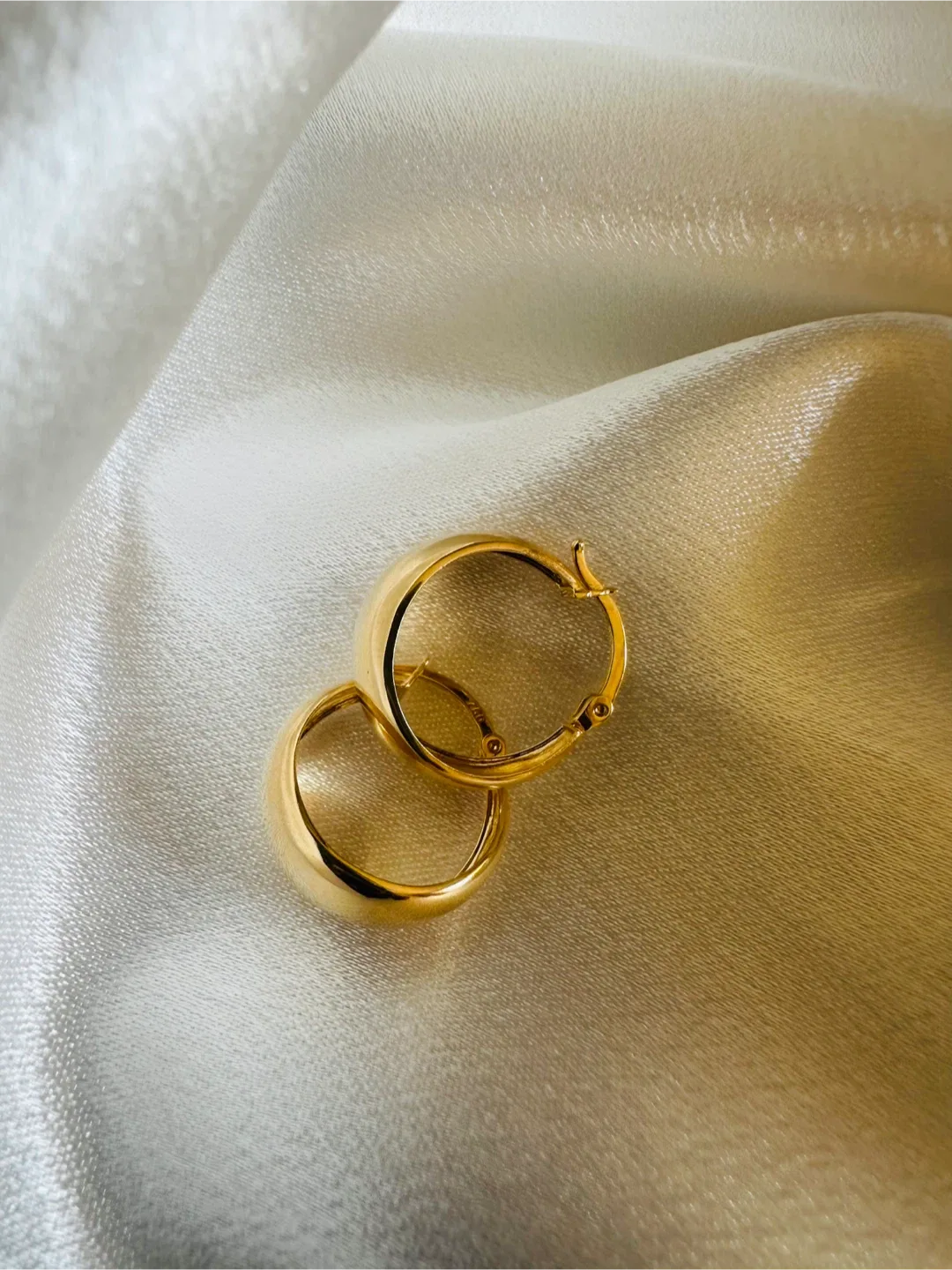 18K Dome Hoop earrings image indicator(5)