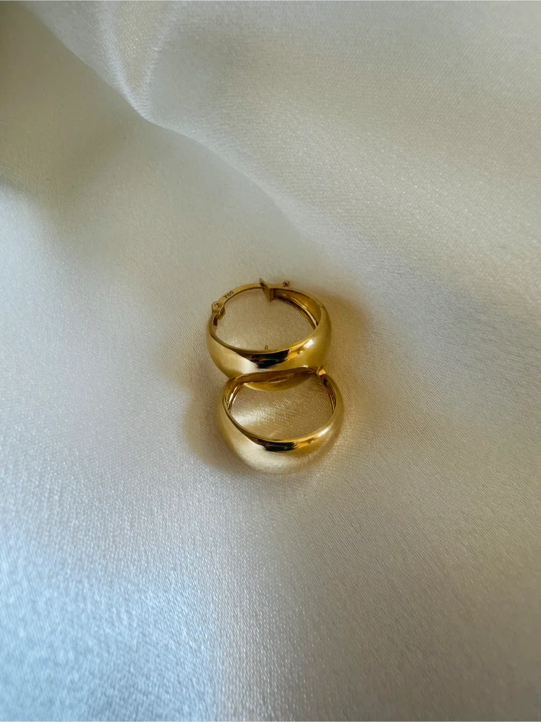 18K Dome Hoop earrings image indicator(2)