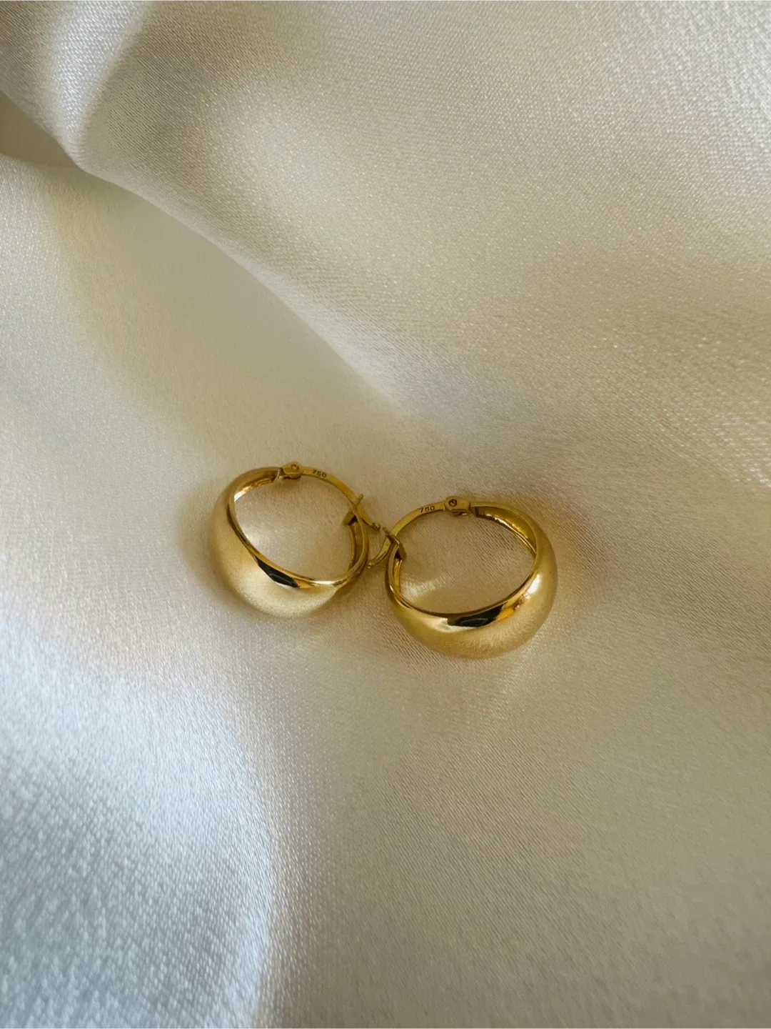 18K Dome Hoop earrings image indicator(3)