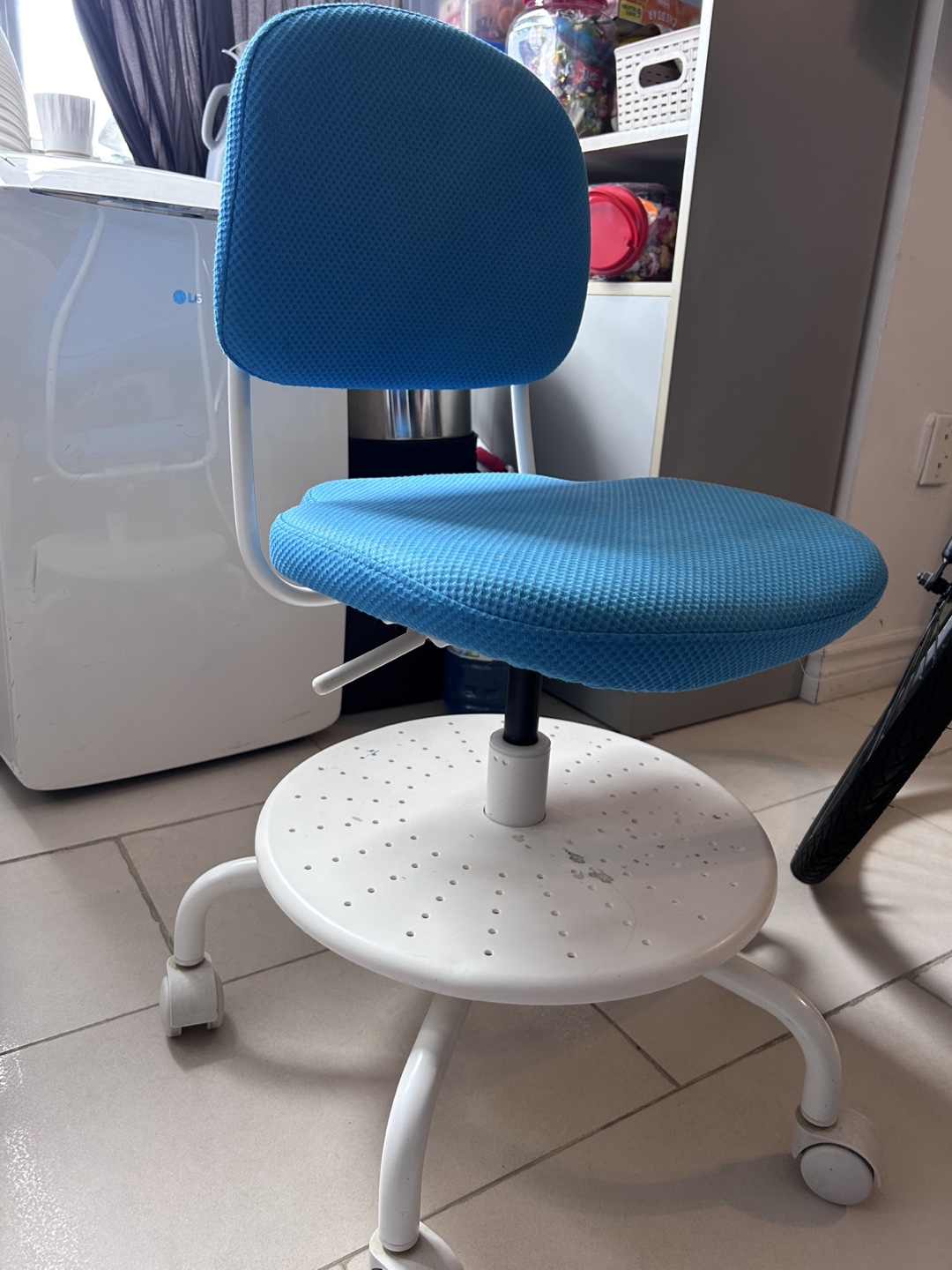 Kids Desk and Chair - photo 5