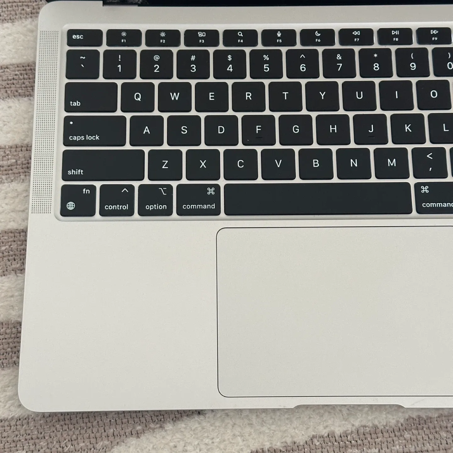 Apple MacBook Air - 2020 - 13 inches - M1 16/256 GB - Silver image indicator(8)