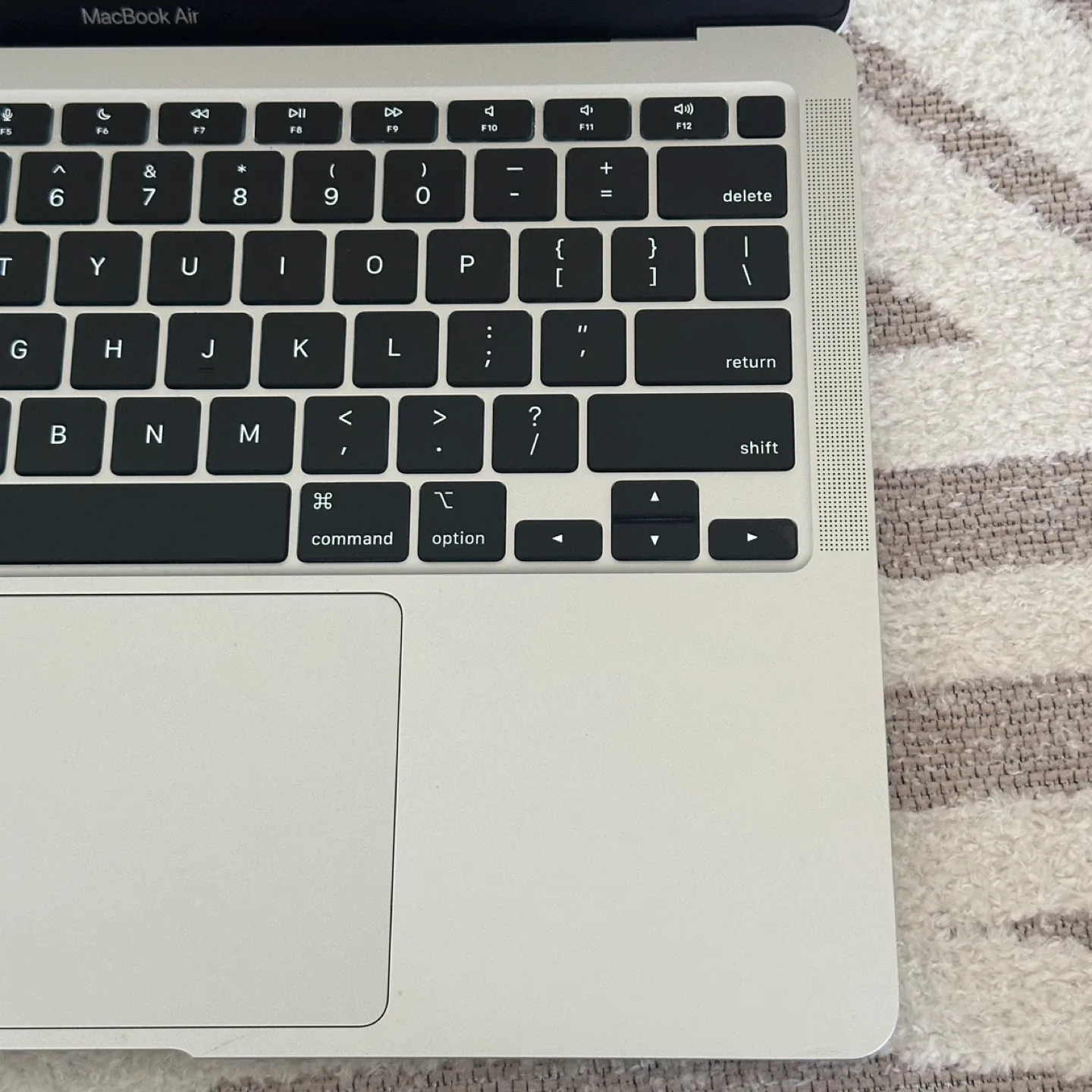 Apple MacBook Air - 2020 - 13 inches - M1 16/256 GB - Silver image indicator(9)