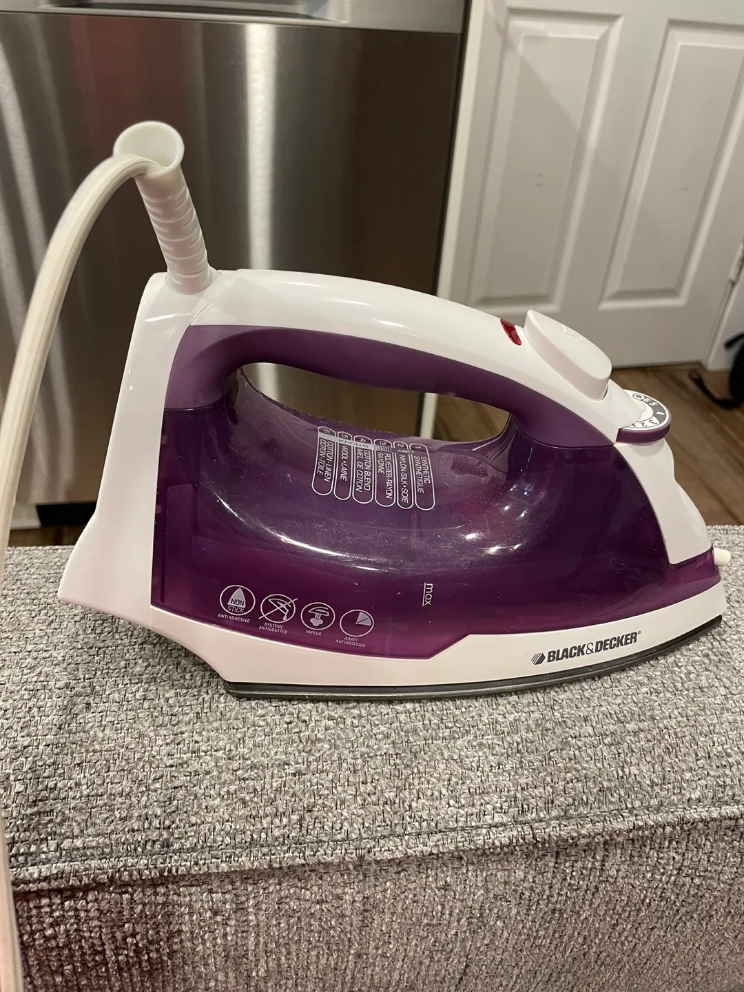 Black+Decker Purple Steam Iron thumbnail