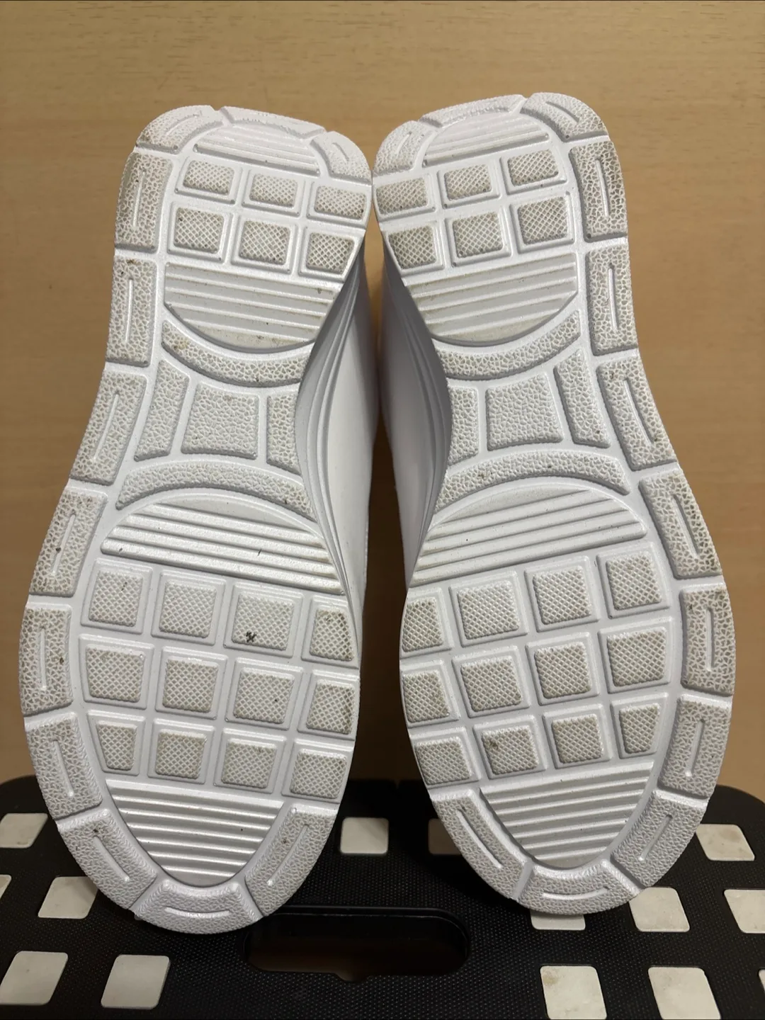 White Slip-On Nurse Shoes - Size 37 image indicator(3)